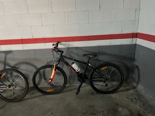 Bicicleta infantil naranja y azul