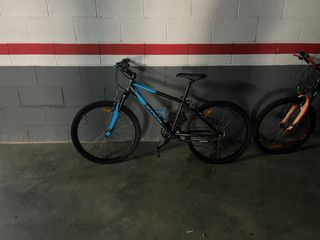 Bicicleta infantil naranja y azul