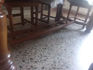 Mesa y 4 sillas de castaño