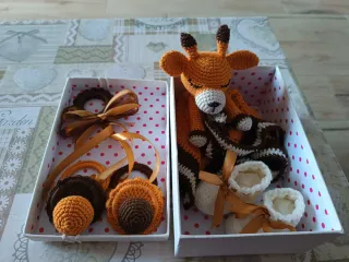 Set crochet bebé: manta, patucos y sonajero