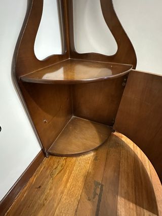Mueble esquinero de madera marrón