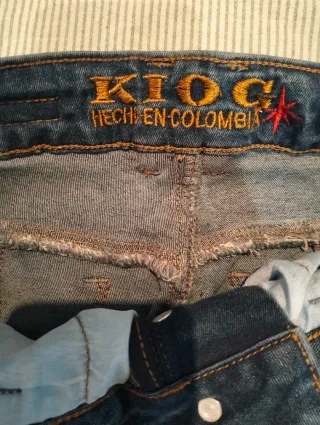 Pantalón vaquero desgarrado y pantalón con botones