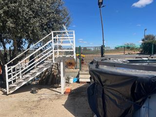 Escalera hierro con peldaños de madera