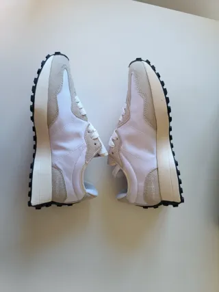 Deportivas New Balance Beige y Blancas