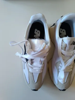 Deportivas New Balance Beige y Blancas