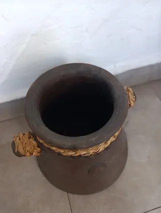 Macetero de cerámica con asas de yute