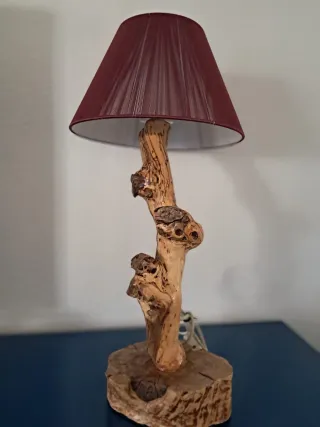 Lámpara madera artesanal con tulipa intercambiable