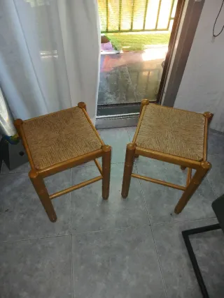 Coppia di sgabelli in legno e rattan