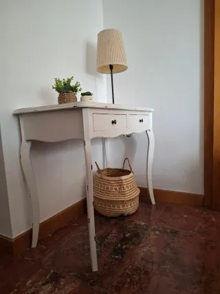 Mesa consola blanca con cajones