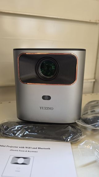 Proiettore YUZINO 4K Supporto E-Focus GD122