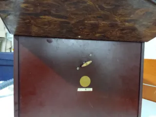 Joyero de madera con flores y cajones