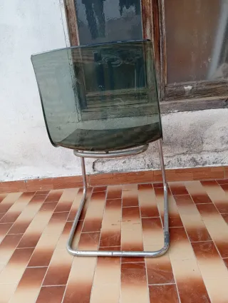 Silla moderna verde y plateada