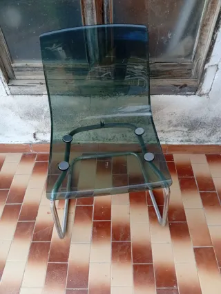 Silla moderna verde y plateada