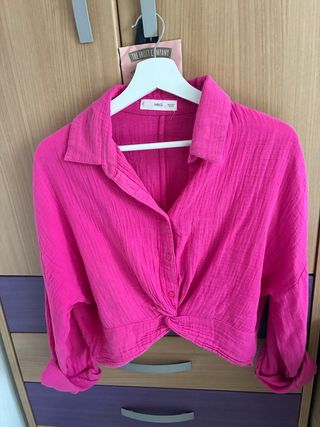 Camisa Mango rosa crop anudada oversize