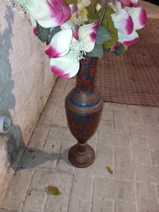 Jarrón de metal decorado