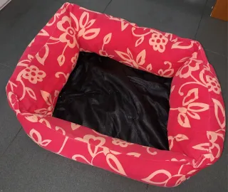 Cama para mascotas con estampado floral