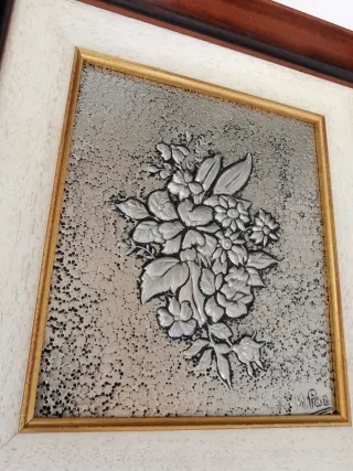 Pareja de cuadros de estaño con motivos florales