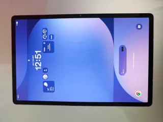 Samsung Galaxy Tab S10+ con accesorios