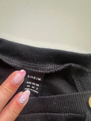 Camiseta tirantas negra Shein botones