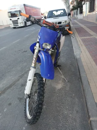 Yamaha Enduro Azul y Blanca