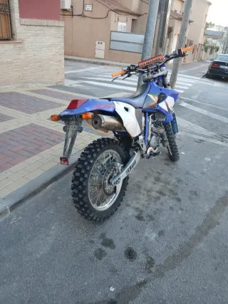 Yamaha Enduro Azul y Blanca