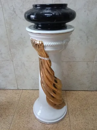 Pie de maceta de cerámica blanco y dorado