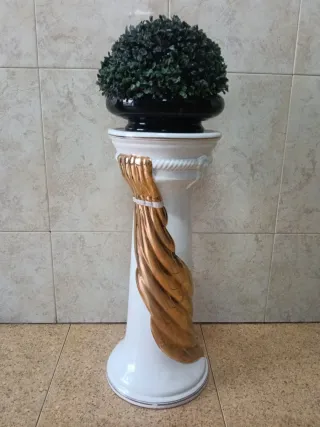 Pie de maceta de cerámica blanco y dorado