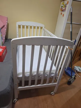 Cuna de bebé blanca