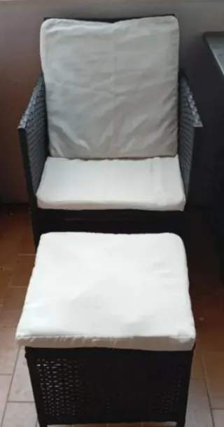 3 sillas, 2 reposapiés o mesas, cojines