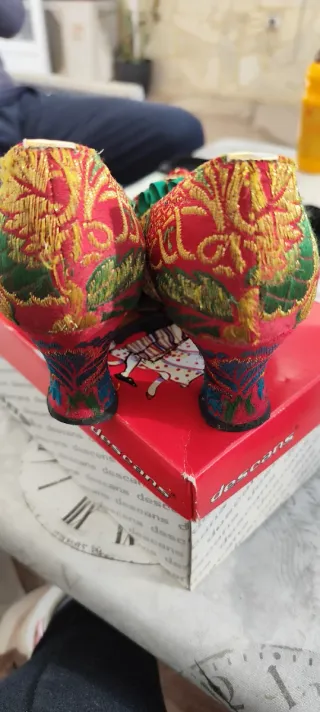 Zapatos de fallera rojos y dorados talla 38