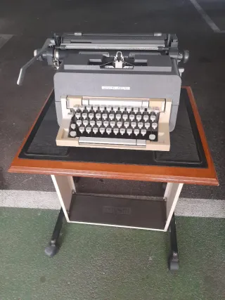 Máquina de escribir Olivetti Línea 98