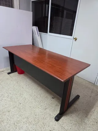 Mesa de oficina de madera ideal para teletrabajar