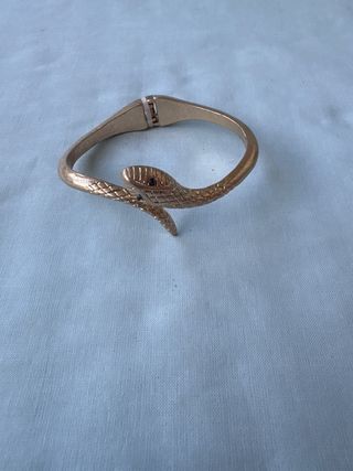 Pulsera dorada con diseño de serpiente