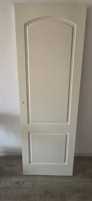 Puerta interior blanca con molduras