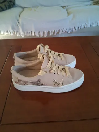 Zapatillas Beige con Estrellas Doradas Talla 39