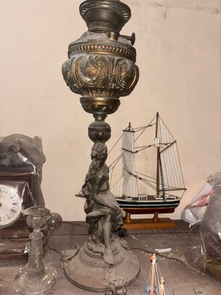 Lámpara de bronce y petróleo antigua