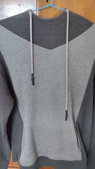 Sudadera con capucha gris