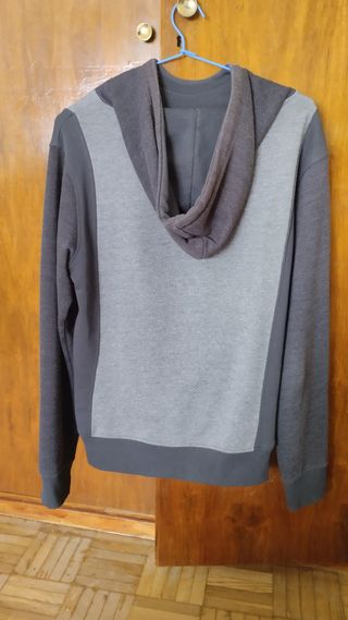 Sudadera con capucha gris