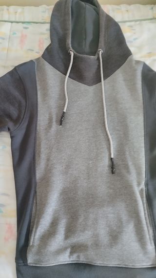 Sudadera con capucha gris