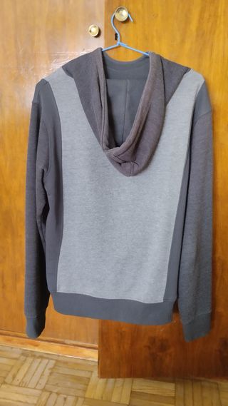 Sudadera con capucha gris