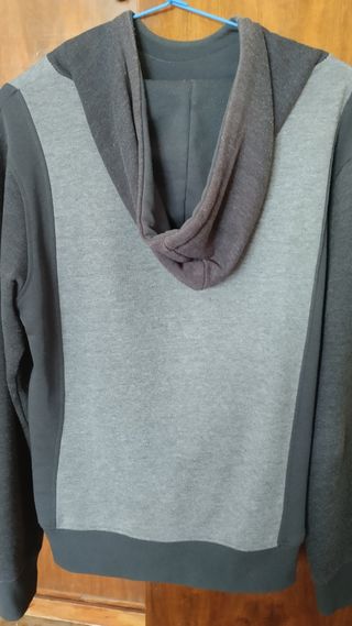 Sudadera con capucha gris