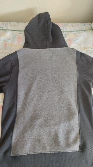 Sudadera con capucha gris