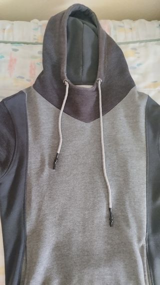 Sudadera con capucha gris