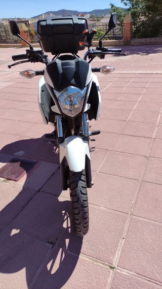 Honda CB125F Blanca con Baúl