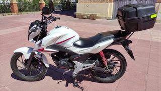 Honda CB125F Blanca con Baúl