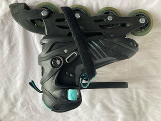 Patines en línea y bolsa de transporte