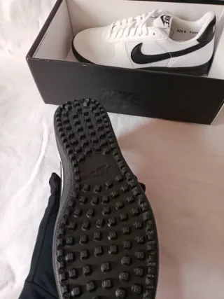 Zapatillas Nike Blancas y Negras