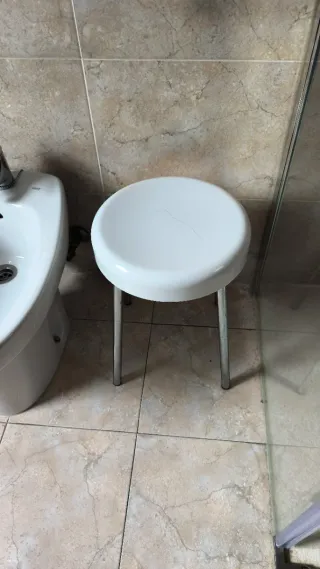 Taburete de baño blanco y plateado