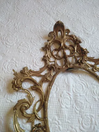 Marco de metal dorado ornamentado