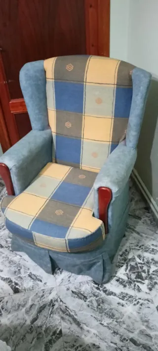 Sillón orejero tela cuadros azul y amarillo